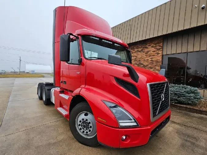 2020 VOLVO VNR64T300