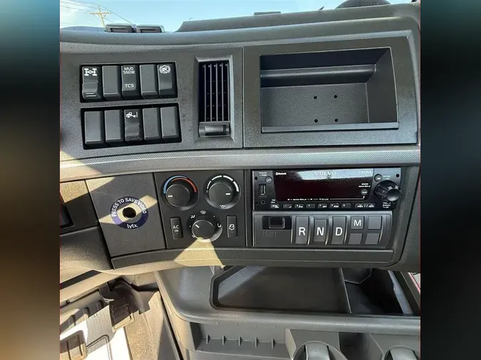 2023 VOLVO VNR64T300