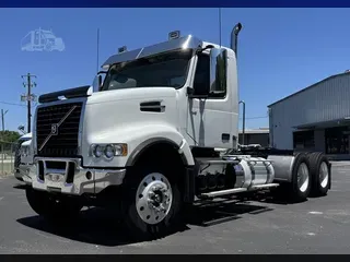 2019 VOLVO VHD64FT300