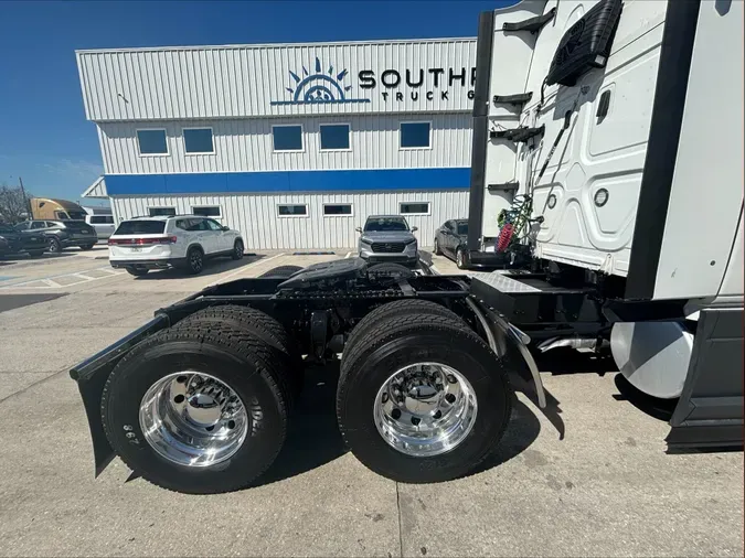 2020 Freightliner Cascadia 126