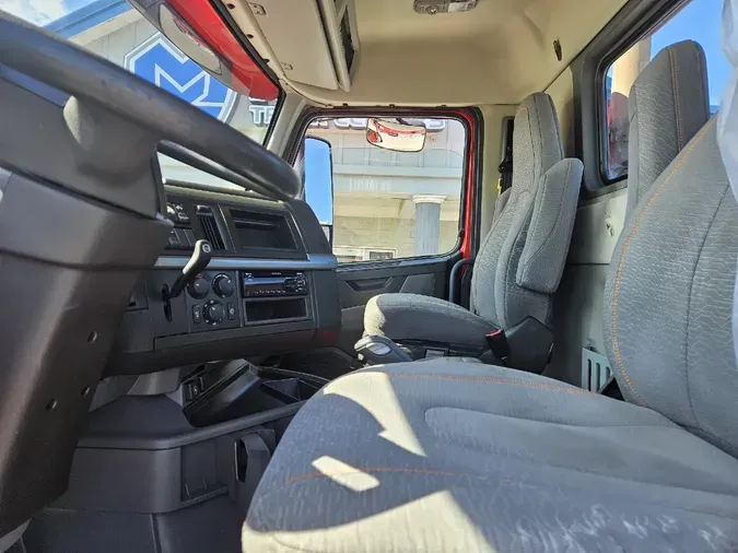 2019 VOLVO VNR64T300