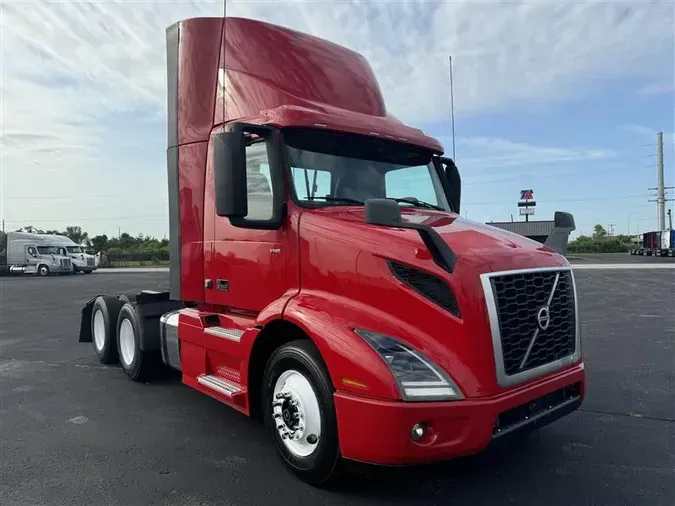 2020 VOLVO VNR300