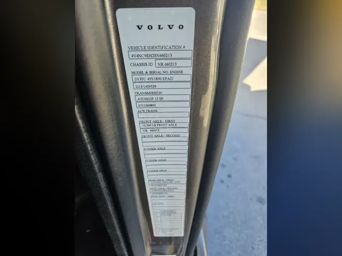 2025 VOLVO VNL64T860