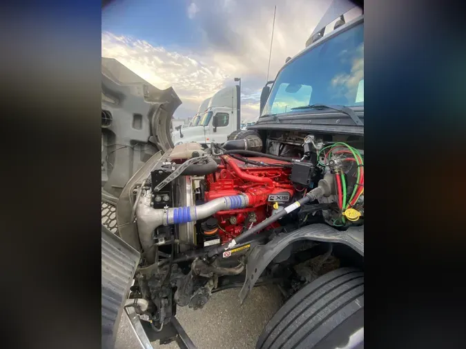 2019 VOLVO VNL64T-300