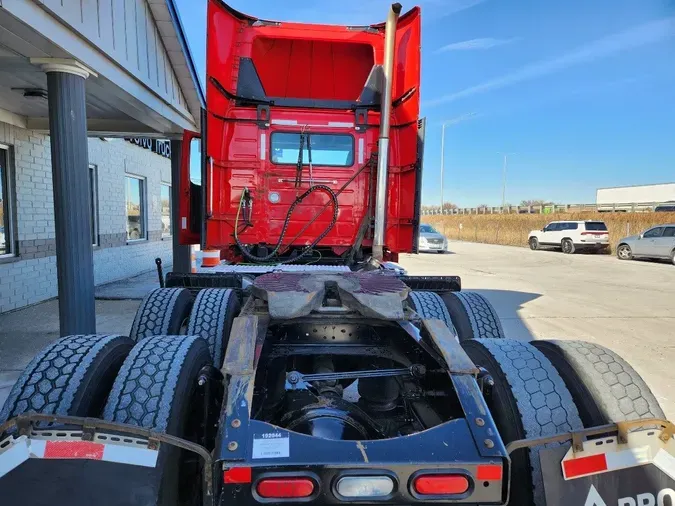 2019 VOLVO VNR64T300