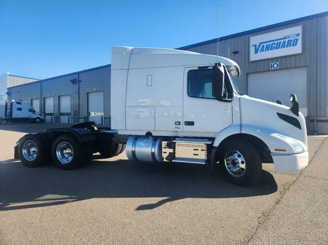 2021 VOLVO VNR64T640
