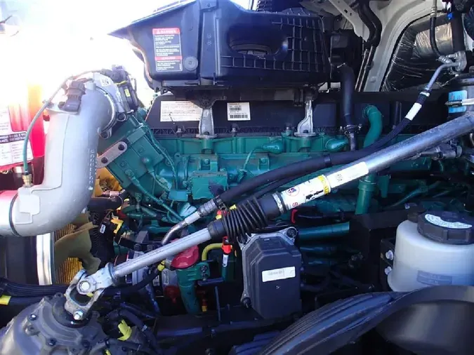 2025 VOLVO VNL64T860