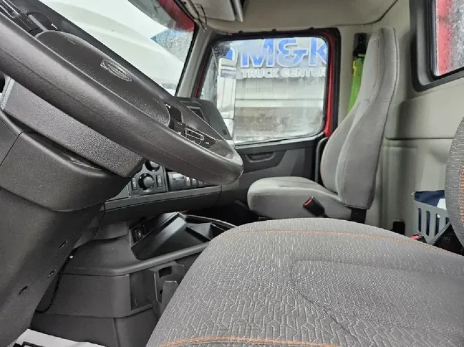 2022 VOLVO VNR64T300