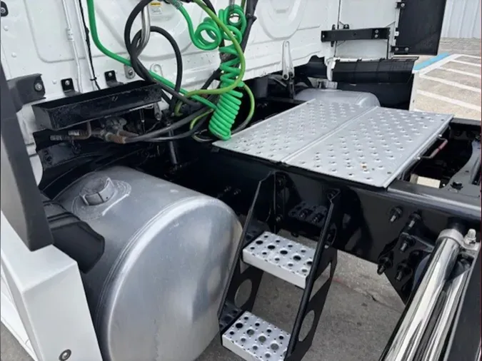 2023 Freightliner Cascadia 126