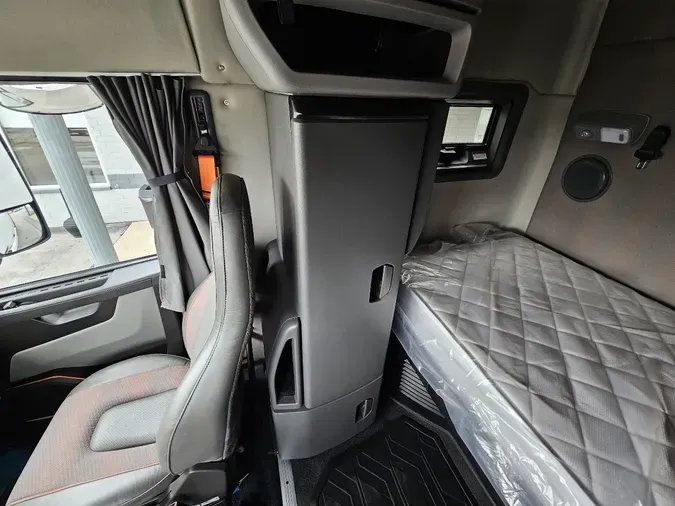 2022 VOLVO VNL64T740