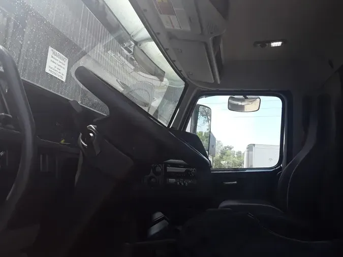 2019 VOLVO VNR42T 300