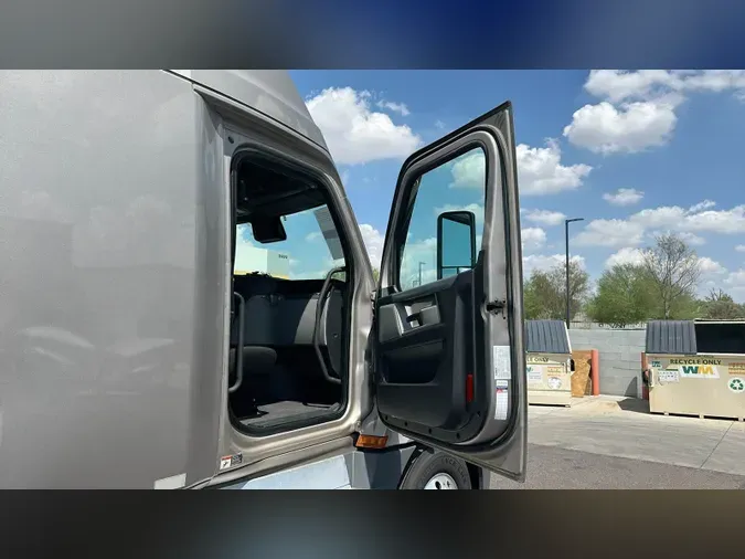 2021 Freightliner Cascadia 126