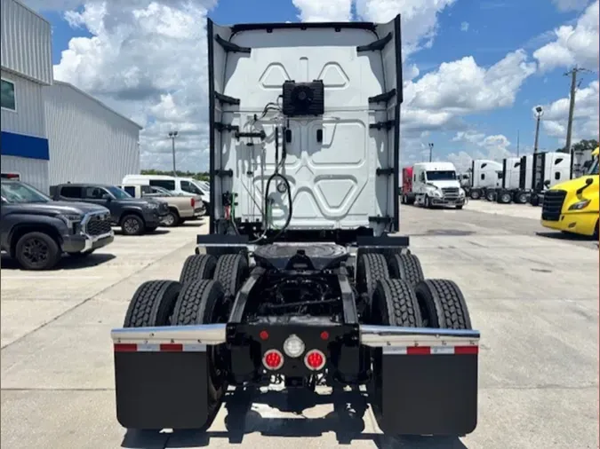 2021 Freightliner Cascadia 126