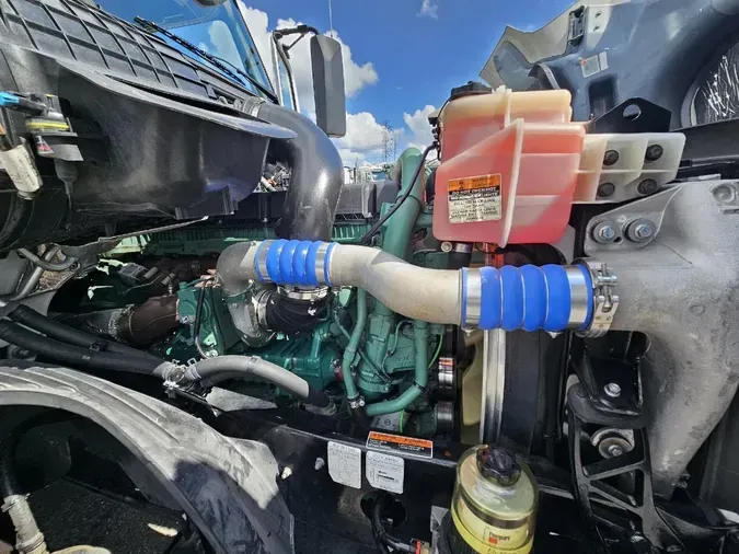 2022 VOLVO VNL64T740