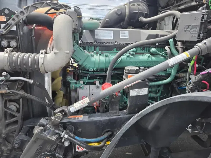 2019 VOLVO VNL64T-300