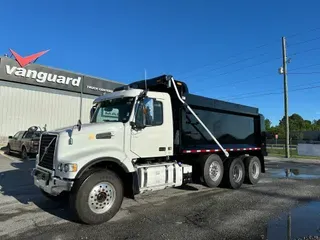 2020 Volvo VHD84F300