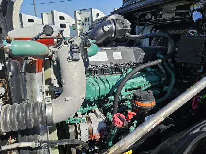 2022 VOLVO VNL64T740