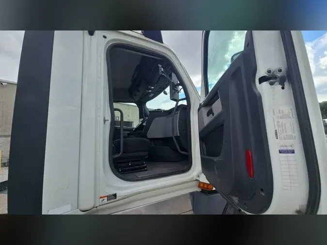 2020 Freightliner Cascadia 126