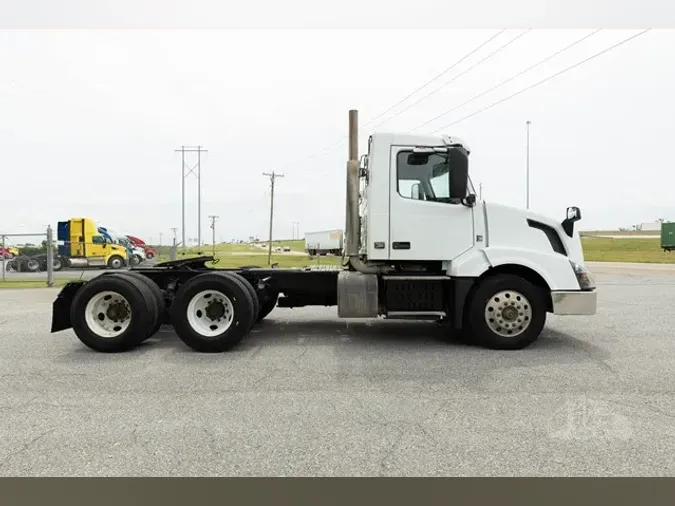 2017 VOLVO VNL64T300