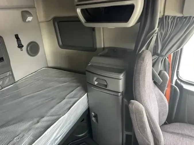 2019 VOLVO VNL64T760