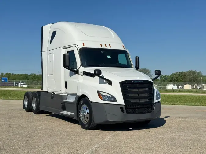 2022 FREIGHTLINER Cascadia 126