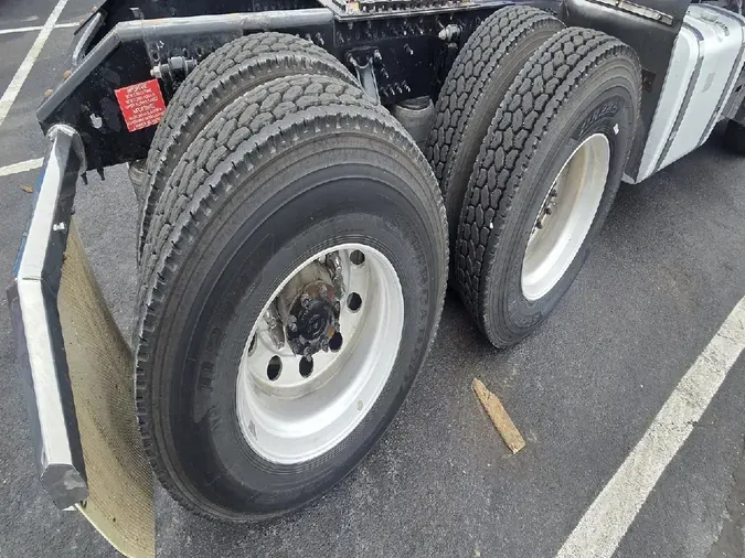 2021 VOLVO VNL64T300