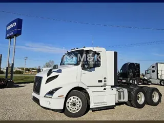 2021 VOLVO VNR64T300
