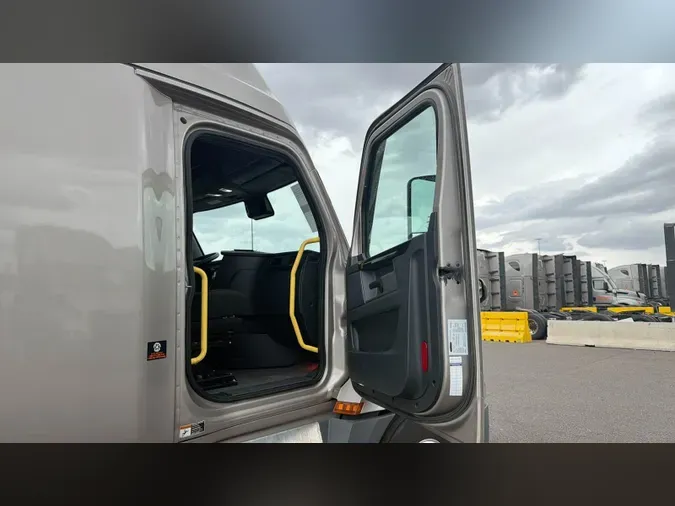 2025 Freightliner Cascadia 126