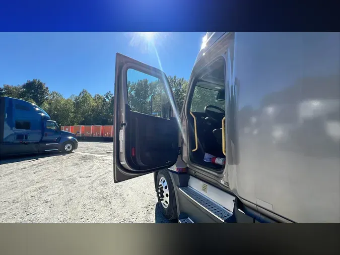 2023 Freightliner Cascadia 126