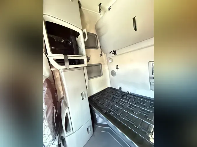 2019 VOLVO VNL64T760