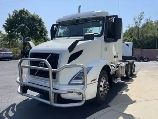 2022 VOLVO VNR64T300