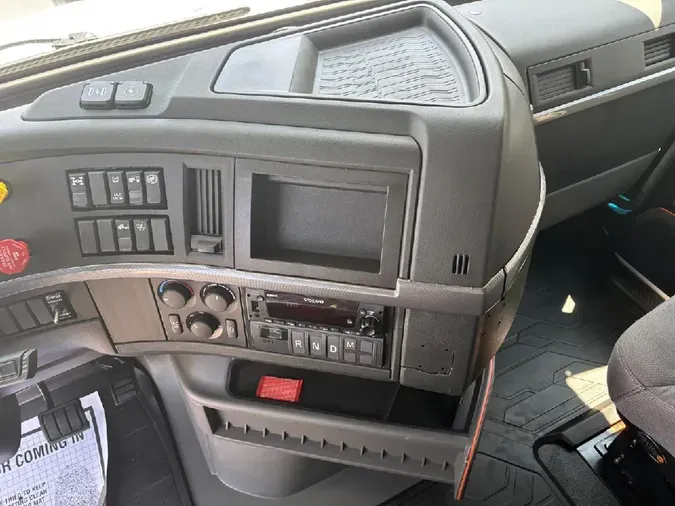 2020 VOLVO VNL64T860