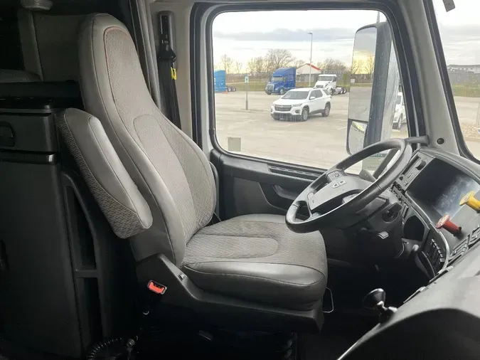 2021 VOLVO VNL64T760