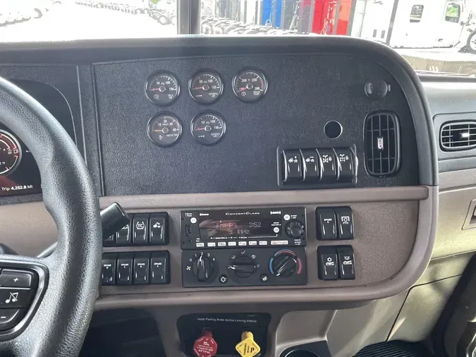 2023 Peterbilt 389