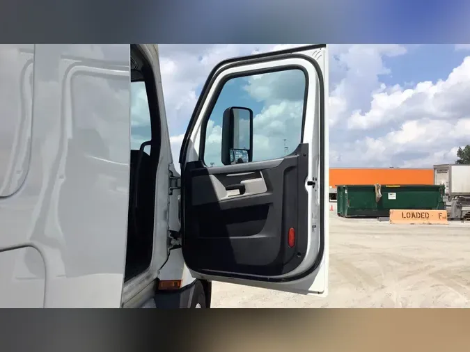 2020 Freightliner Cascadia 126