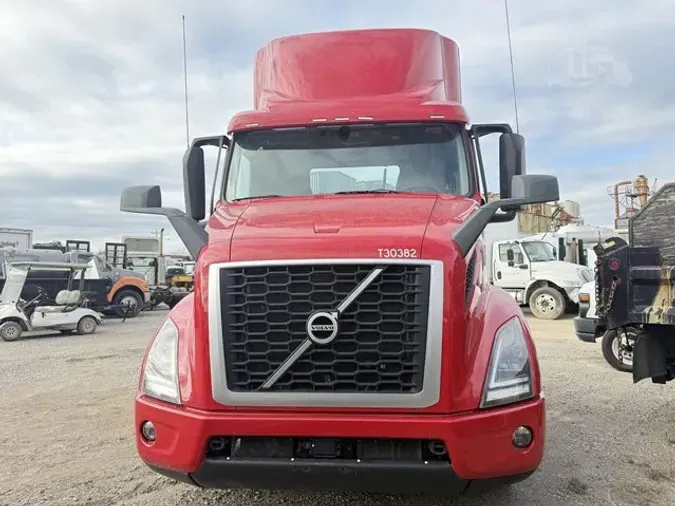 2022 VOLVO VNR64T300