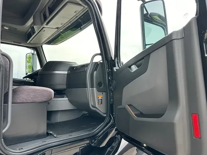 2020 VOLVO VNL64T740