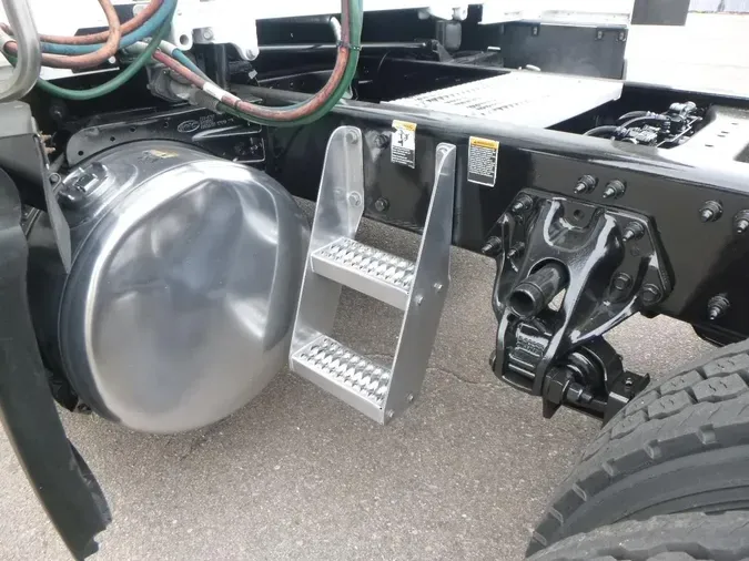 2023 Peterbilt 57923b57bb5b954c3d76af03af734772dfb