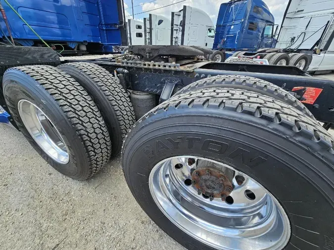 2021 VOLVO VNL64T760