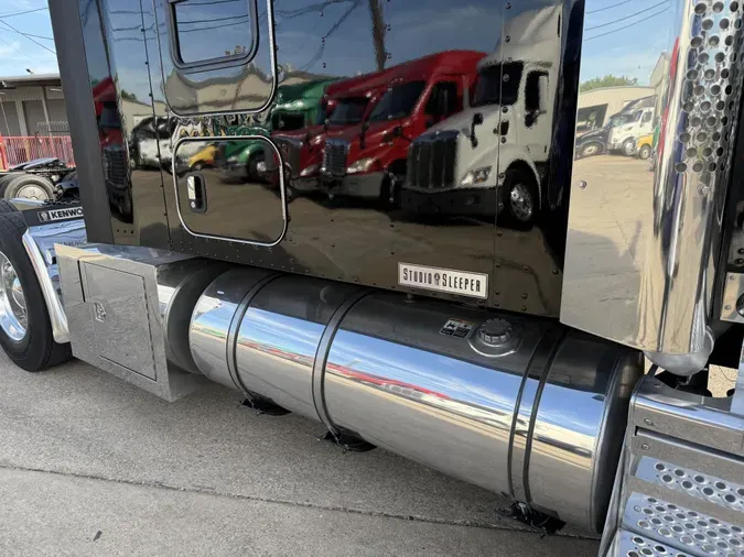 2023 Kenworth W900