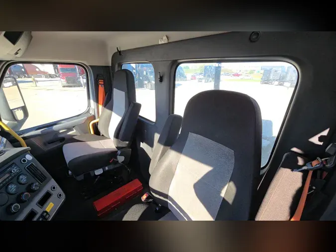 2022 Freightliner Cascadia 126