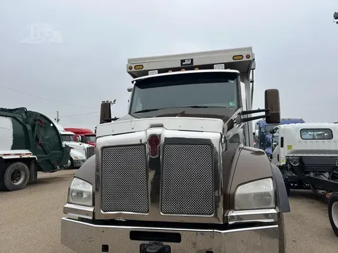 2016 KENWORTH T880