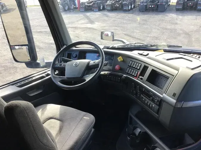 2021 VOLVO VNL760