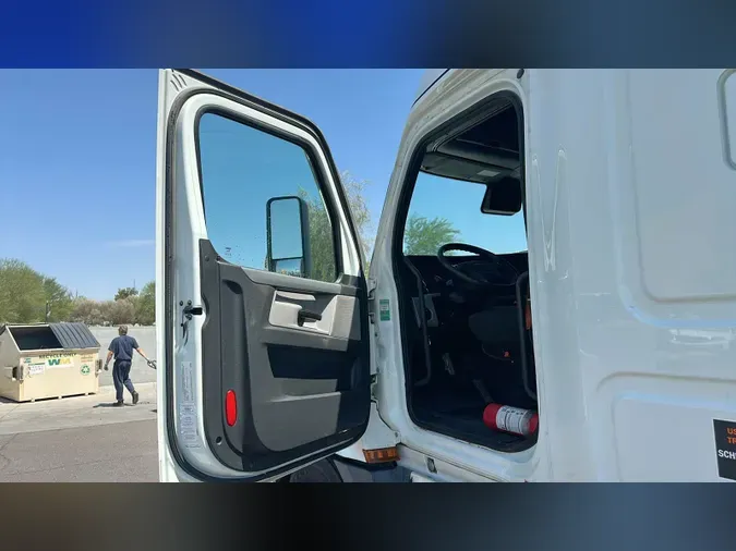 2021 Freightliner Cascadia 126