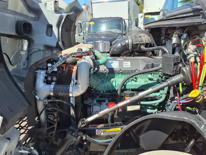 2019 VOLVO VNL64T-300