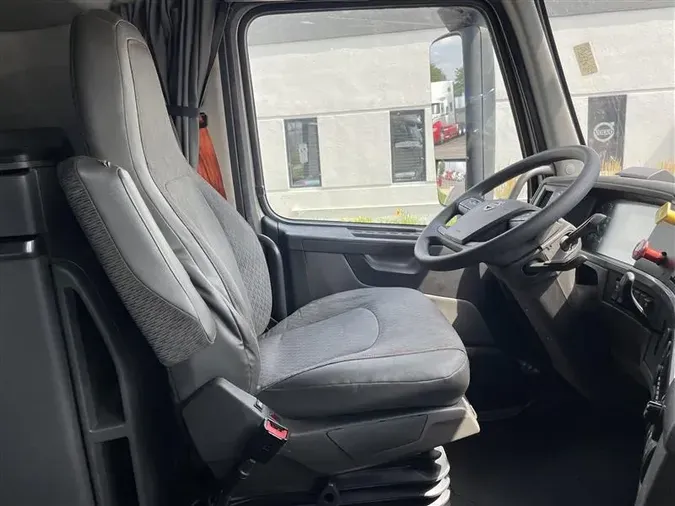 2022 VOLVO VNL760