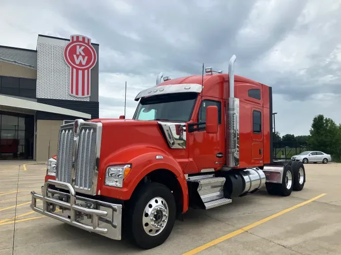 2023 Kenworth W990