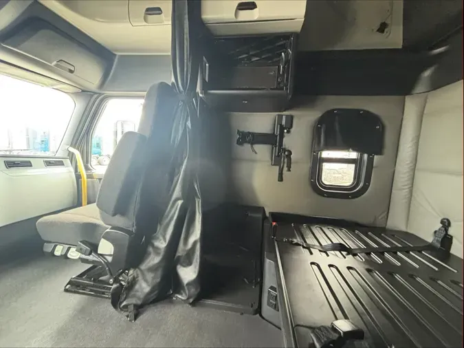 2021 Freightliner Cascadia 126244889b8bb1a6c0de40fcfac69ddc937