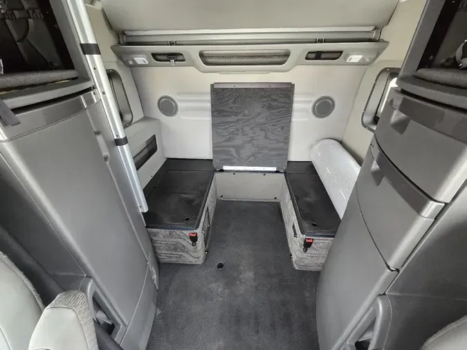 2025 VOLVO VNL64T860