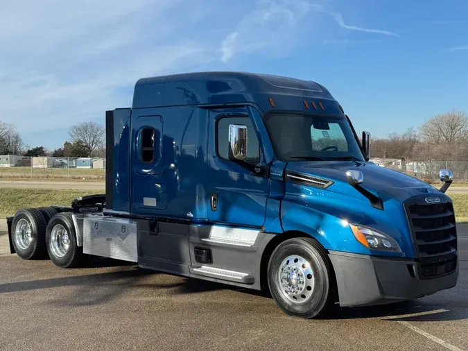 2021 FREIGHTLINER Cascadia 126